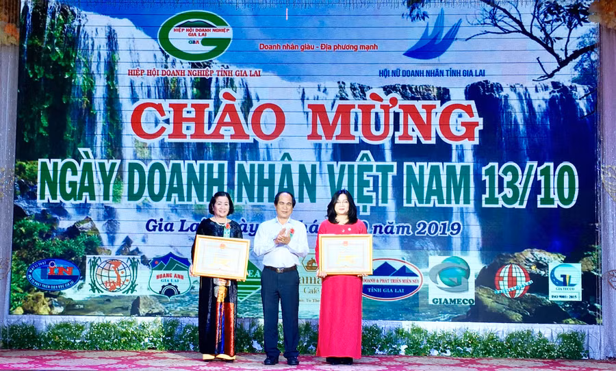 2 doanh nghiệp được Chủ tịch UBND tỉnh tặng Bằng khen vì có thành tích xuất sắc trong sản xuất kinh doanh. Ảnh: Hà Duy