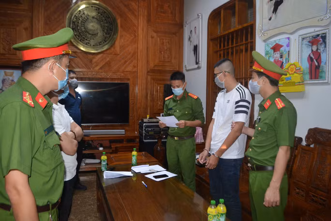  Công an khám xét nhà Đào Xuân Tân. Ảnh: Công an cung cấp