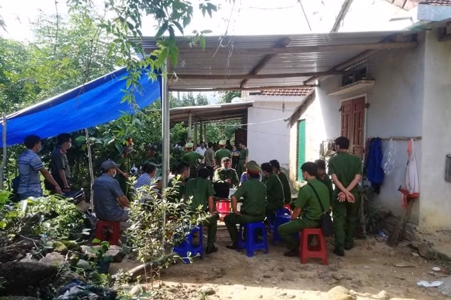Hiện trường 2 cha con ở Quảng Ngãi chết trong căn nhà khóa kín cửa. Ảnh: Công an