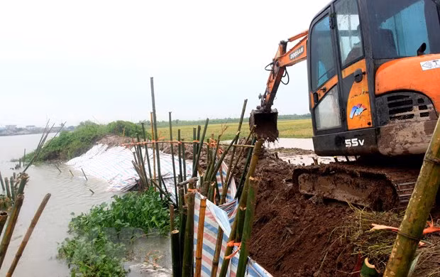 Thái Bình khắc phục sự cố vỡ bờ bao tại huyện Kiến Xương do bão số 8. (Ảnh: TTXVN)
