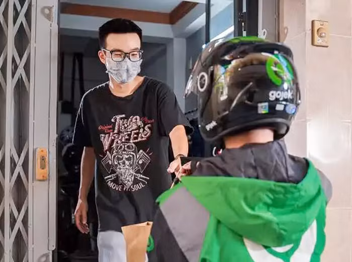Những ngày bận rộn của chàng shipper quyết tâm ở lại thành phố.