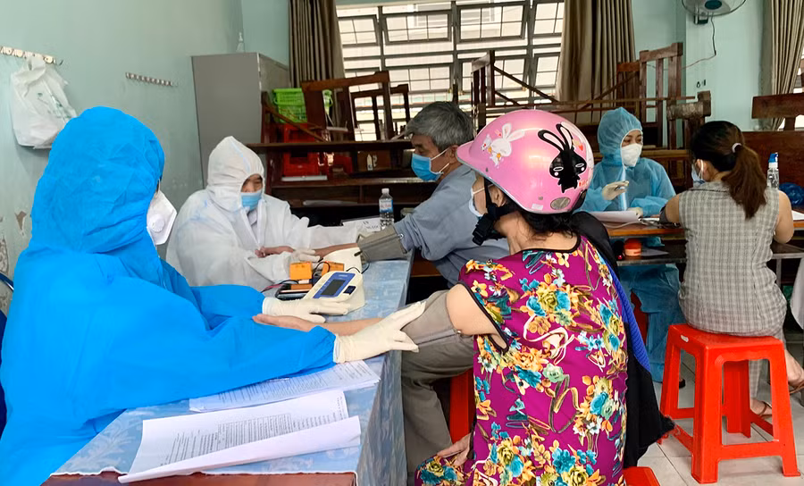  Người dân TP. Pleiku khám sàng lọc trước khi tiêm vắc xin phòng Covid-19. Ảnh: Như Nguyện