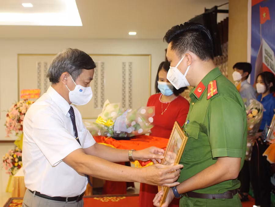 Đồng chí Huỳnh Thế Mạnh (bìa trái)-Ủy viên Ban Thường vụ Tỉnh ủy, Trưởng ban Tuyên giáo Tỉnh ủy, Trưởng ban tổ chức cuộc thi tặng giải nhất kỳ 2 cho anh Nguyễn Hồng Huy (đơn vị Công an TP. Pleiku). Ảnh: Phan Lài