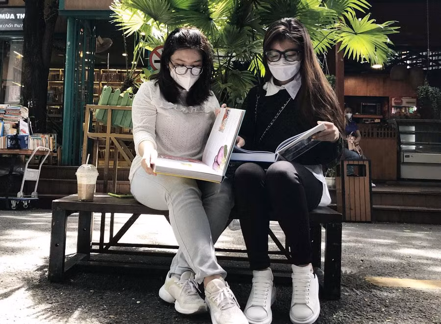 Bảo Trân (áo đen) lần đầu trở lại đường sách sau thời giangiãn cách