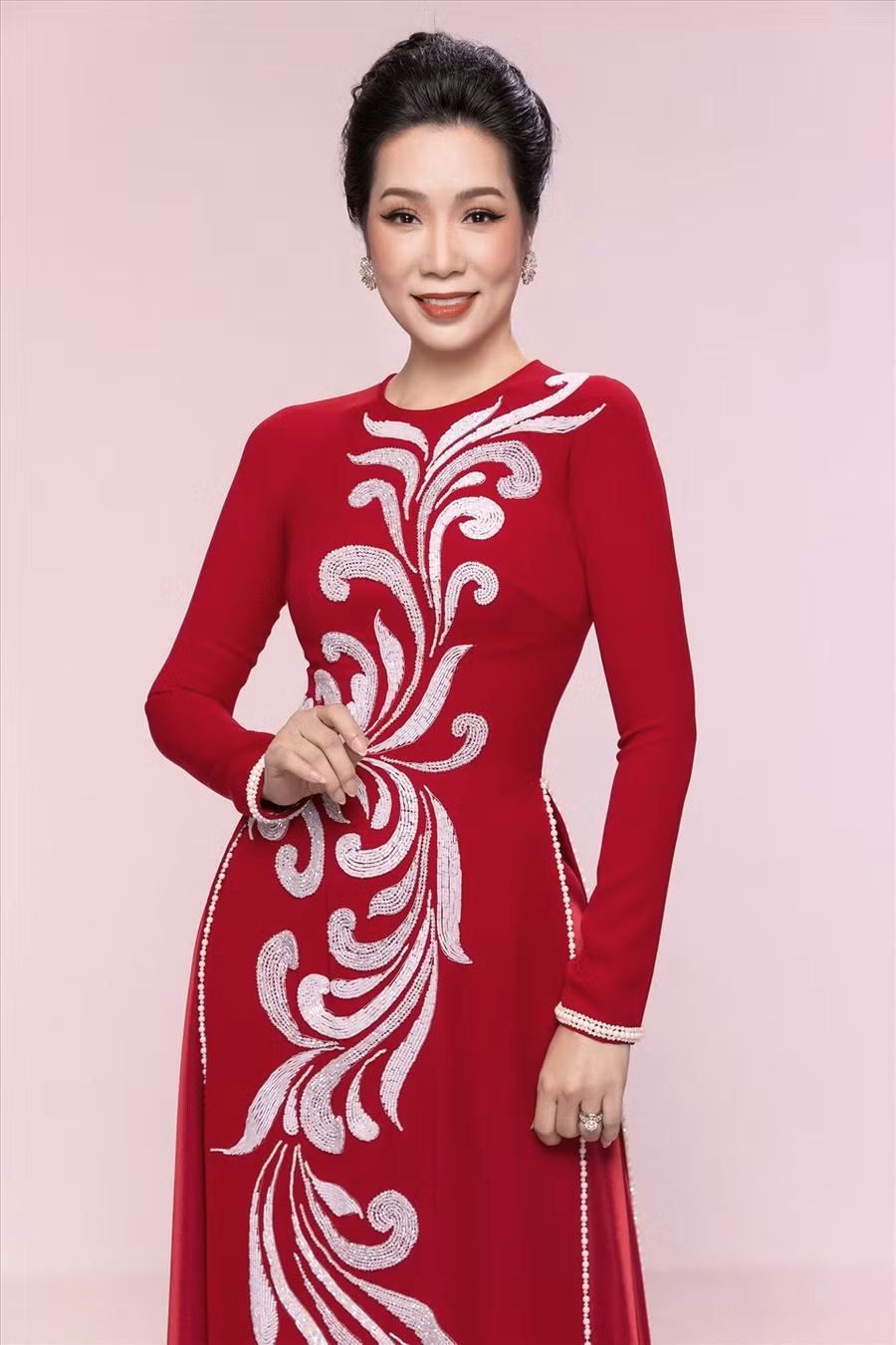Suốt thời gian qua, dù bận rộn với gia đình, với nghệ thuật song nữ nghệ sĩ vẫn tích cực tham gia các hoạt động thiện nguyện. Bên cạnh đó, cô vẫn giữ cho mình vẻ ngoài trẻ trung khiến ai nhìn vào cũng phải ngưỡng mộ. Suốt thời gian qua, dù bận rộn với gia đình, với nghệ thuật song nữ nghệ sĩ vẫn tích cực tham gia các hoạt động thiện nguyện. Bên cạnh đó, cô vẫn giữ cho mình vẻ ngoài trẻ trung khiến ai nhìn vào cũng phải ngưỡng mộ.