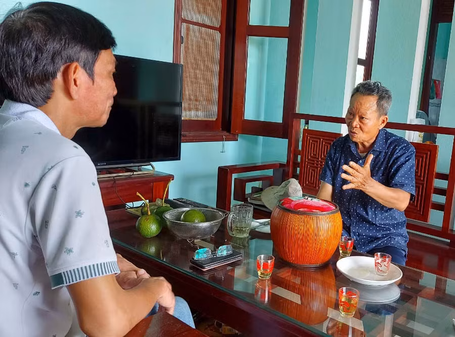 Tiến sĩ Hoan (áo xanh) chia sẻ với chúng tôi về các công trình nghiên cứu khoa học của mình. Ảnh: Hoành Sơn
