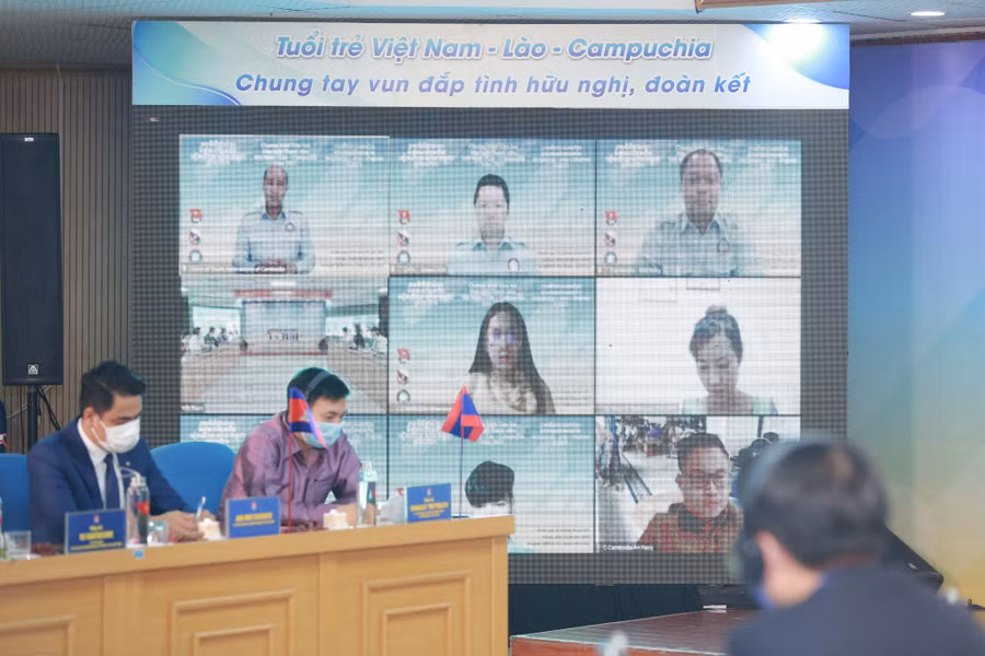 Các đại biểu thanh niên 3 nước tham gia giao lưu bằng hình thức trực tuyến. Ảnh: Bảo Anh