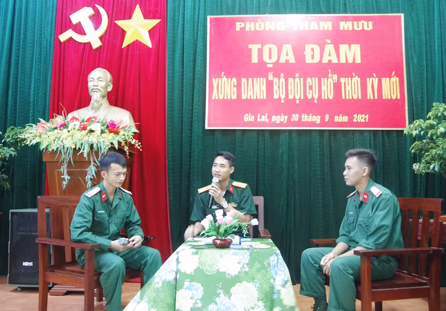  Cán bộ, chiến sĩ trao đổi thảo luận các nội dung trong buổi tọa đàm. Ảnh: Kim Hồng