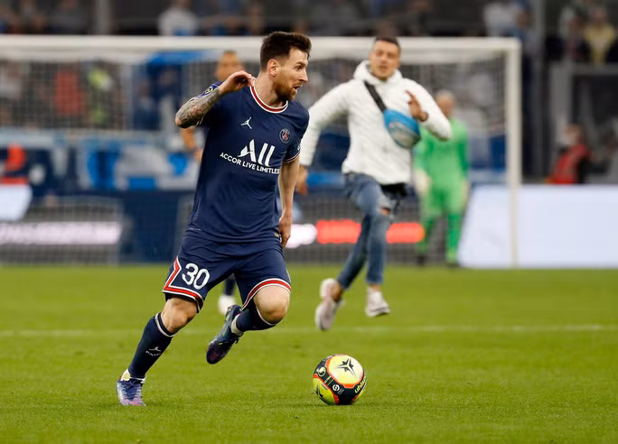 CĐV tràn xuống sân để được chạm trán với thần tưởng Messi
