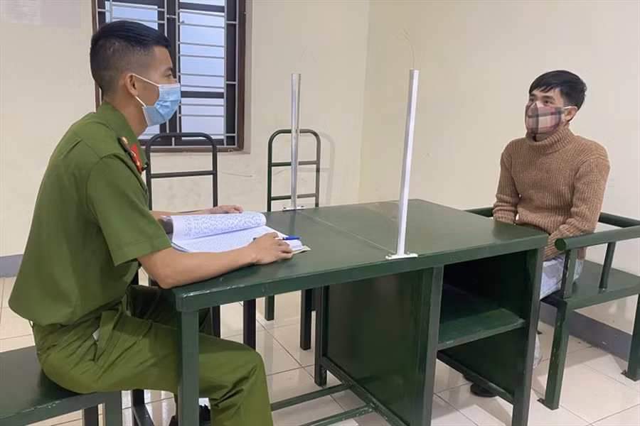 Đối tượng Phương tại cơ quan công an. Ảnh: CA