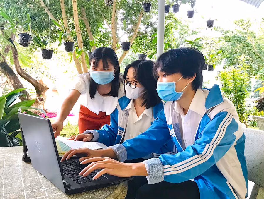 Cô Nguyễn Thị Diệu Hương trao đổi với 2 học trò Nguyễn Thị Tú Anh và Vũ Duy Đông để tiếp tục hoàn thiện ứng dụng học tiếng Jrai. Ảnh: Mộc Trà