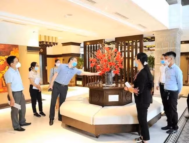 Đoàn khảo sát trải nghiệm thực tế tại khách sạn Hidden Charm. Ảnh: N T