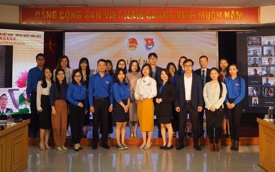 Các đại biểu chụp anh lưu niệm tại điểm cầu Việt Nam. Ảnh: Nhật Nam