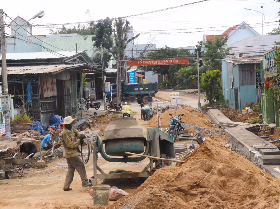  Thi công hệ thống thoát nước trên địa bàn phường An Phú, thị xã An Khê. Ảnh: Ngọc Minh