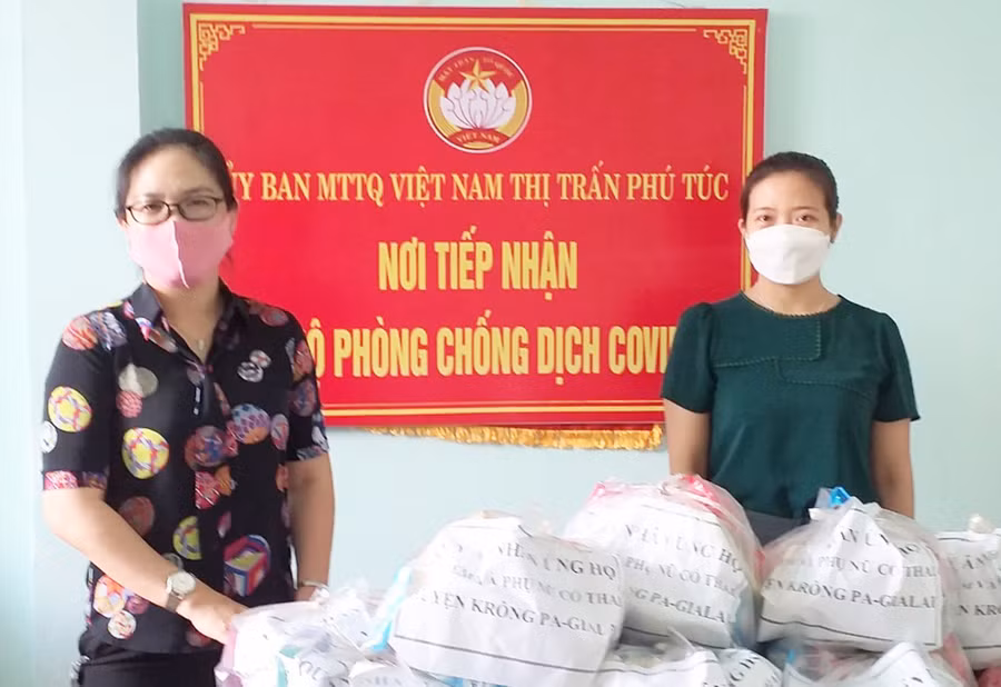 Bà Nguyễn Thị Ngọc Linh (bìa trái) và bà Nguyễn Bảo Tâm tặng quà cho phụ nữ mang thai và trẻ em tại các cơ sở cách ly của huyện Krông Pa. Ảnh: Kỳ Anh Hai nhà hào tâm Nguyễn Thị Ngọc Linh và Nguyễn Bảo Tâm tặng quà cho phụ nữ mang thai và trẻ em tại các cơ sở cách ly của huyện Krông Pa. Ảnh: Kỳ Anh
