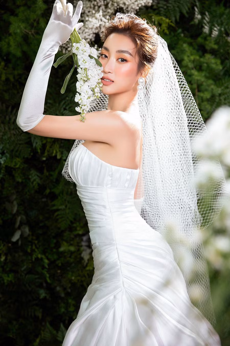 Việc pha trộn hài hoà các chất liệu cao cấp như tơ tằm, oganza, taffta, chiffon.... kết hợp với lưới, và những chi tiết đính đá hay pha lê swarovski giúp tạo nên sự sang trọng, mang nét độc đáo riêng cho từng bộ váy cưới. Ảnh: Lê Thiện Viễn