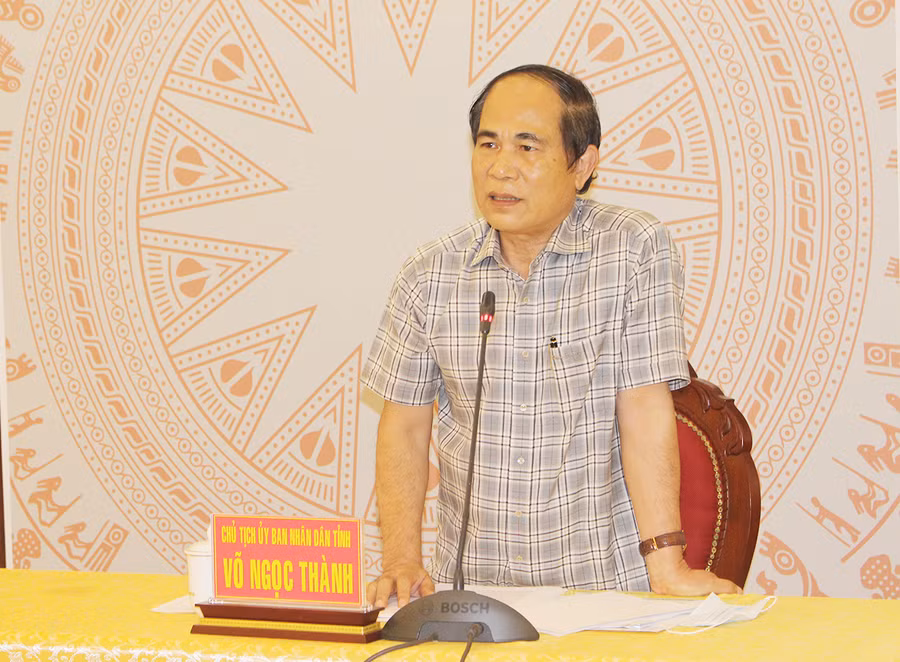 Đồng chí Võ Ngọc Thành-Phó Bí thư Tỉnh ủy, Chủ tịch UBND tỉnh, Trưởng ban Chỉ đạo phòng-chống dịch Covid-19 chủ trì cuộc họp trực tuyến với Ban Chỉ đạo phòng-chống dịch các cấp. Ảnh: Phan Lài