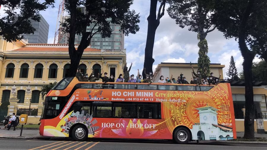 Những chiếc xe buýt du lịch mui trần xuất hiện trở lại trên đường phố Sài Gòn