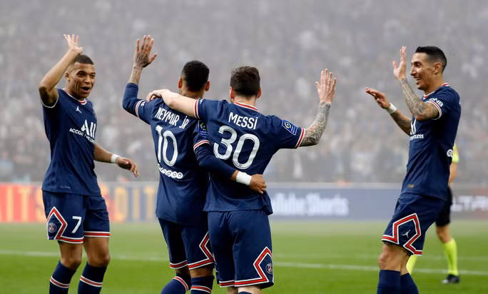 Messi cùng đồng đội ăn mừng 