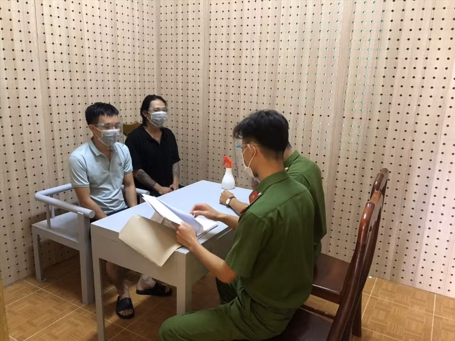 Công an Đắk Song (tỉnh Đắk Nông) bắt giữ 2 đối tượng truy nã khi đang lẩn trốn tại TPHCM. Ảnh: Minh Khuê