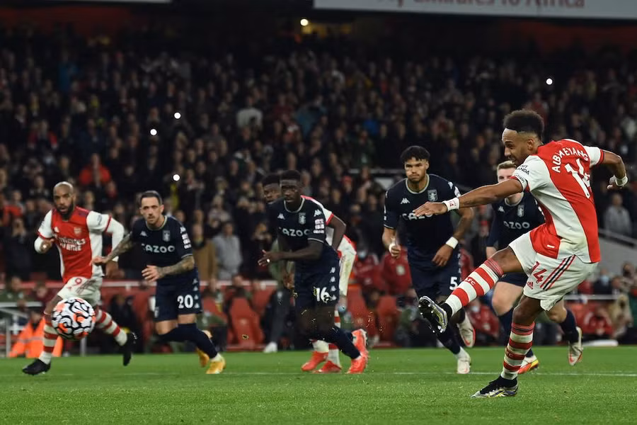 Aston Villa (áo đen) không thể đứng vững trước sức ép từ Arsenal