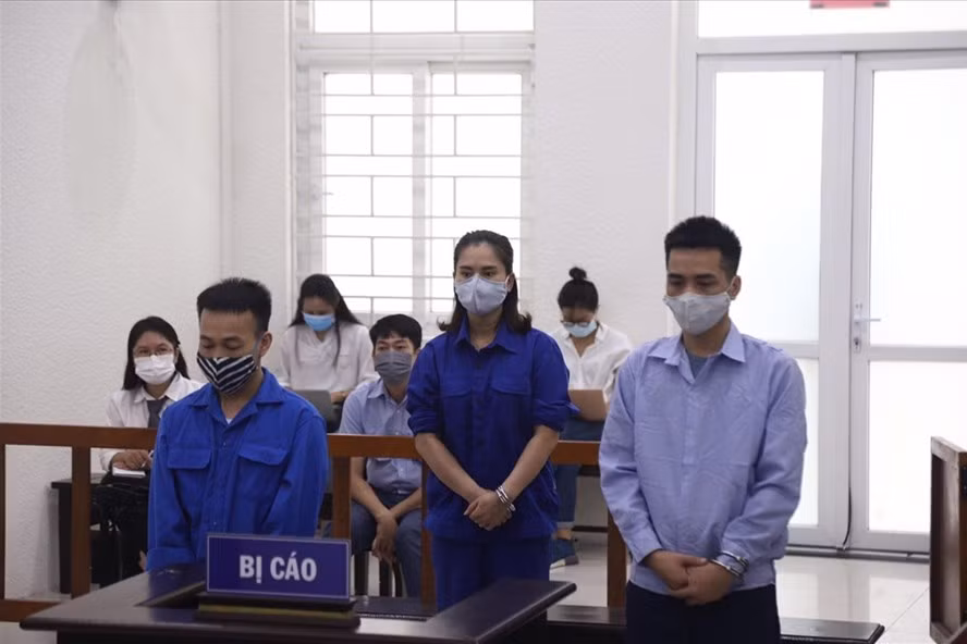  Từ trái qua: Các bị cáo Trung, Quyên và Dũng tại phiên tòa sáng 8.10. Ảnh: Danh Dự