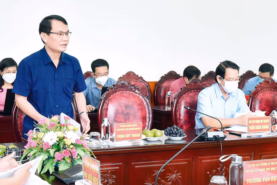 Ủy viên Ban Thường vụ Tỉnh ủy, Bí thư Thành ủy Pleiku Trịnh Duy Thuân báo cáo tiến độ các dự án đầu tư trên địa bàn. Ảnh: Đức Thụy