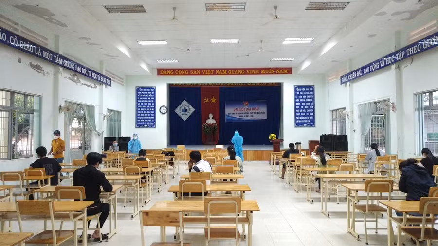 Cơ quan chức năng lẫy mẫu những người tiếp xúc gần với ca F0. Ảnh: CTV