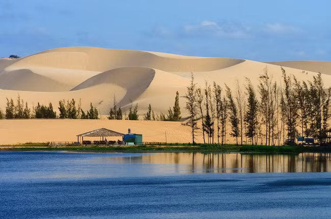 Đồi cát Trinh Nữ ở Bàu Trắng trước đây rất đông khách nhưng hiện không có khách nào đến. Ảnh: Thành Khoa