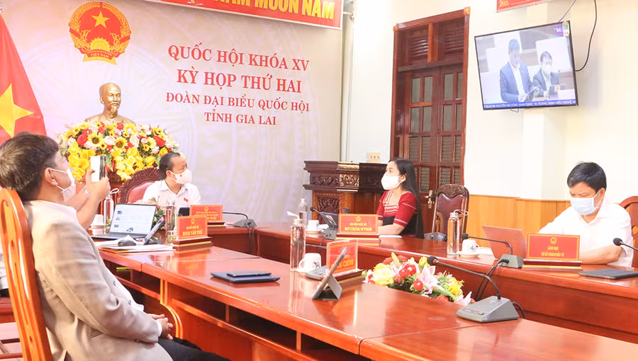 Đoàn đại biểu Quốc hội tỉnh Gia Lai theo dõi nội dung góp ý của đại biểu Đinh Ngọc Quý-Ủy viên Thường trực Ủy ban Xã hội của Quốc hội tại Hội trường Diên Hồng. Ảnh: Quang Tấn Đại biểu Quốc hội tỉnh Gia Lai Đinh Ngọc Quý-Ủy viên Thường trực Ủy ban Xã hội của Quốc hội tham gia góp ý tại Hội trường Diên Hồng. Ảnh: Quang Tấn