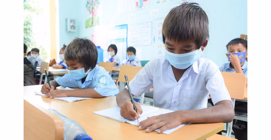 2 anh em Kpuih Nhé, Kpuih Hoa hạnh phúc khi được đến trường. Ảnh: Phương Duyên