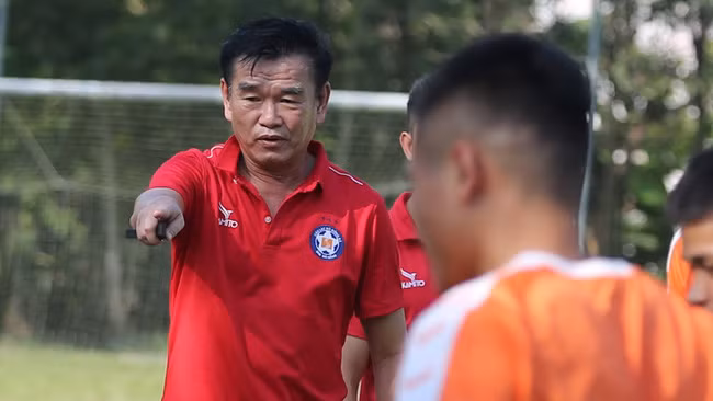 HLV Phan Thanh Hùng mạnh tay làm mới SHB Đà Nẵng. Ảnh: VPF