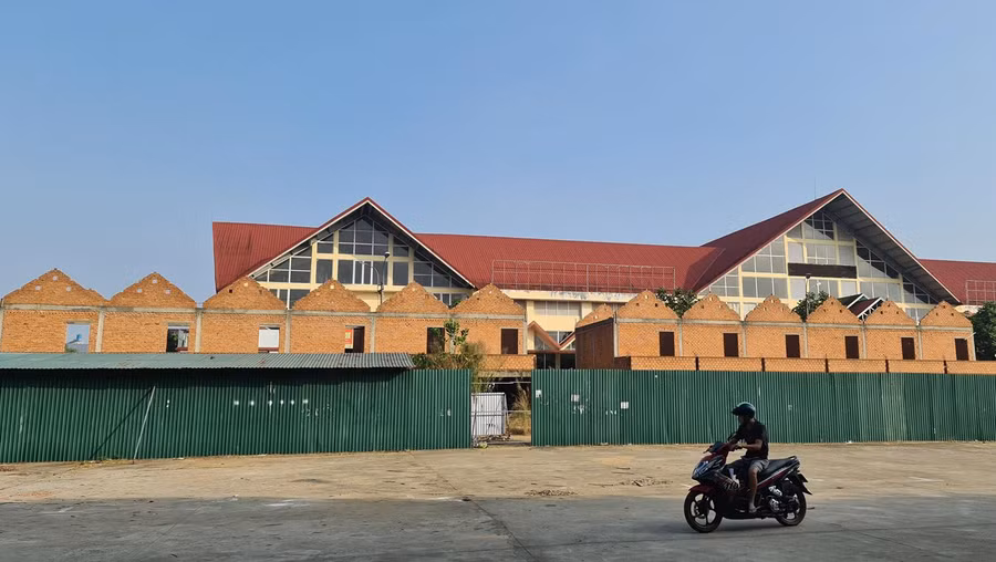 Dãy ki ốt xây dựng sai phép làm mất mỹ quan chợ Bảo Lộc suốt nhiều năm qua chưa được tháo dỡ. Ảnh: LÂM VIÊN
