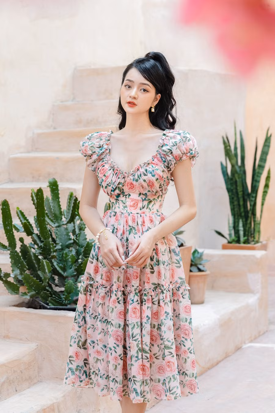 Váy hoa tay bồng không chỉ giúp che bắp tay to mà còn giúp vẻ ngoài của bạn trở nên nữ tính, yêu kiều hơn. Phần cổ được thiết kế xẻ sâu tăng thêm vẻ gợi cảm, quyến rũ cho phái đẹp. Váy hoa tay bồng không chỉ giúp che bắp tay to mà còn giúp vẻ ngoài của bạn trở nên nữ tính, yêu kiều hơn. Phần cổ được thiết kế xẻ sâu tăng thêm vẻ gợi cảm, quyến rũ cho phái đẹp.