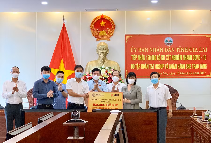 Đại diện nhà tài trợ trao biểu trưng tặng 150.000 bộ Kit xét nghiệm test nhanh Covid-19 đến lãnh đạo tỉnh Gia Lai. Ảnh: Như Nguyện Đại diện nhà tài trợ trao biểu trưng tặng 150.000 bộ Kit xét nghiệm test nhanh Covid-19 đến lãnh đạo tỉnh Gia Lai. Ảnh: Như Nguyện