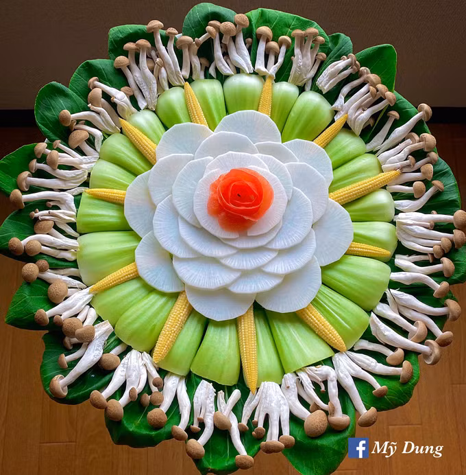 Phần rau để ăn lẩu gà được Dung sắp xếp mô phỏng cánh hoa nhiều cánh.