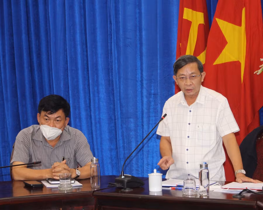 Đồng chí Huỳnh Thế Mạnh (bìa phải)-Ủy viên Ban Thường vụ Tỉnh ủy, Trưởng ban Tuyên giáo Tỉnh ủy chủ trì hội nghị giao ban công tác tuyên truyền, báo chí quý III năm 2021. Ảnh: Phan Lài