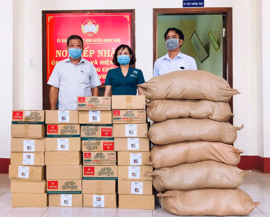 20-10 Ủy ban MTTQ Việt Nam huyện Mang Yang tiếp nhận lương thực và nhu yếu phẩm do các tổ chức, cá nhân ủng hộ-ảnh Kỳ Anh