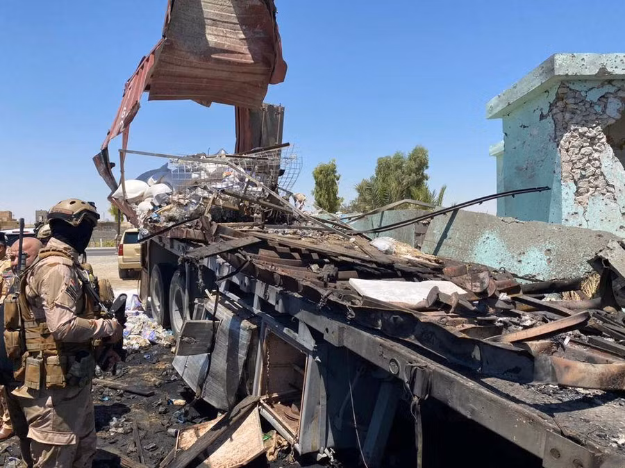 Một chiếc xe hư hỏng tại nơi tên lửa nhắm vào căn cứ Ain Al-Asad của Mỹ ở Iraq được phóng đi vào ngày 8.7 - Ảnh: Reuters