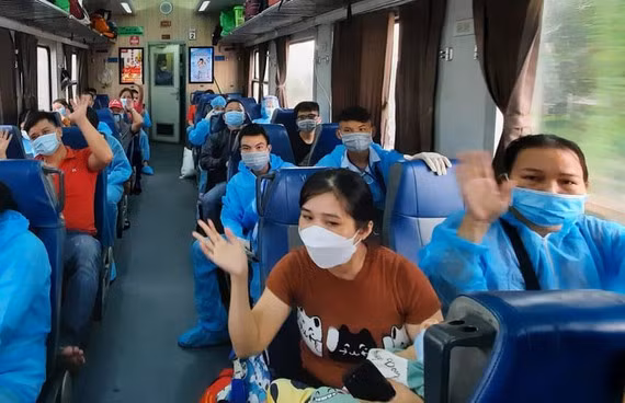 Hành khách chào tạm biệt thành phố thân yêu trước khi tàu rời ga Sài Gòn