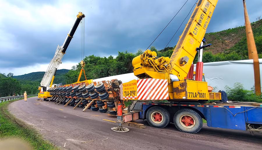 Vụ lật xe khiến một nửa làn đường bị chắn ngang, cản trở giao thông. Ảnh: An Phát