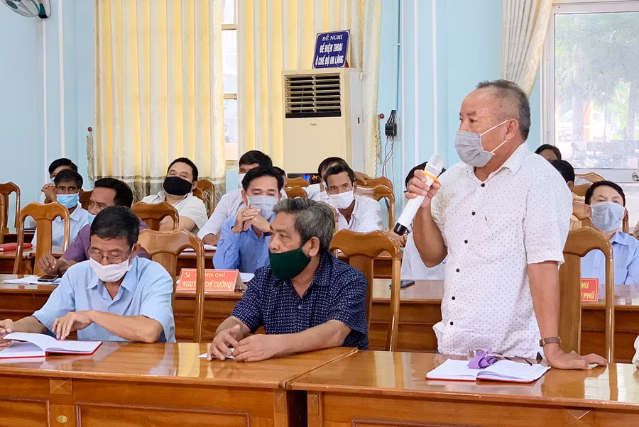  Ông Võ Xuân Thi-Bí thư Chi bộ tổ dân phố 3 (phường Đoàn Kết) tham gia ý kiến tại cuộc họp. Ảnh: Vũ Chi