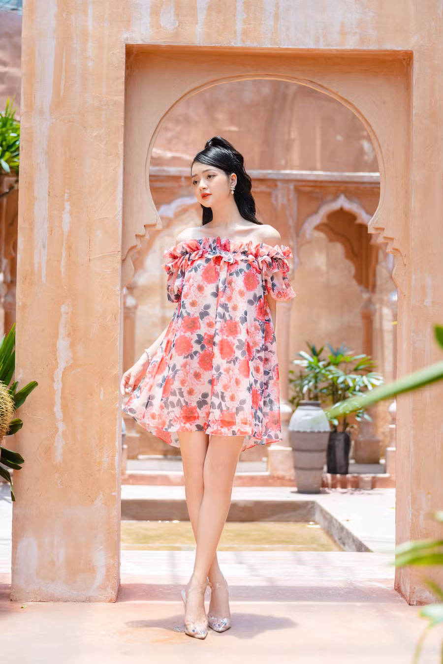 Váy hoa chính là item được lòng hội chị em nhiều nhất vì nó mang đến nét rạng rỡ, ngọt ngào và hack tuổi vi diệu khi kết thân với kiểu váy này. Váy hoa chính là item được lòng hội chị em nhiều nhất vì nó mang đến nét rạng rỡ, ngọt ngào và hack tuổi vi diệu khi kết thân với kiểu váy này.