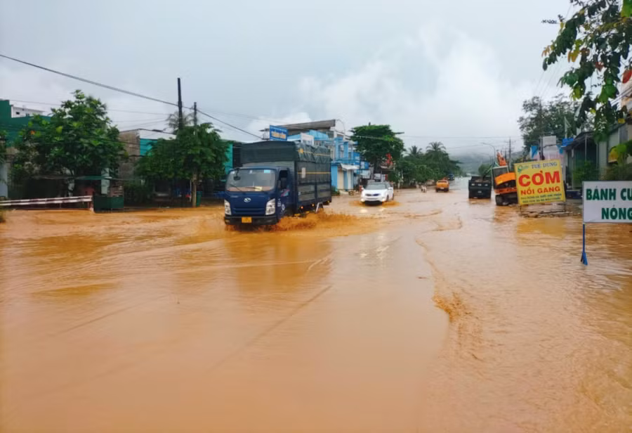 QL20 chìm ngập trong nước cùng bùn đất đỏ lòm. Ảnh: Trùng Dương