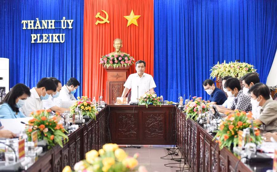 Ủy viên Ban Chấp hành Trung ương Đảng, Bí thư Tỉnh ủy, Chủ tịch HĐND tỉnh Hồ Văn Niên phát biểu tại buổi làm việc. Ảnh: Đức Thụy