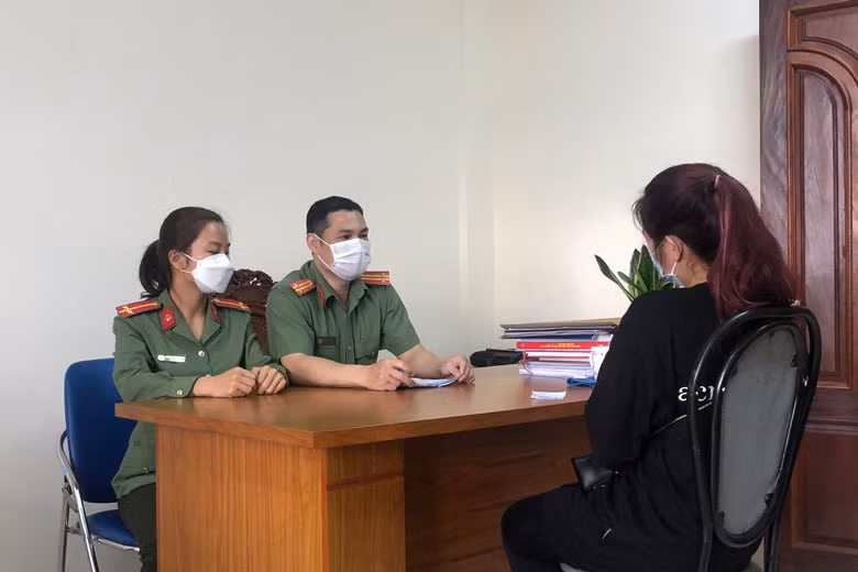 B.K.B.Q. làm việc với cơ quan công an về nội dung cắt ghép, bôi xấu cá nhân trên mạng xã hội. Ảnh: Phòng PA05 Công an Lâm Đồng