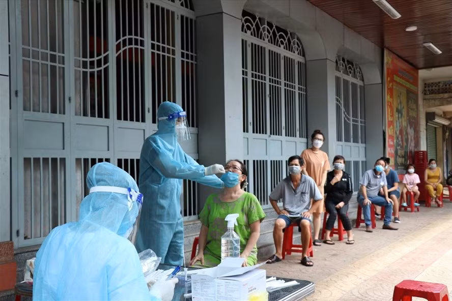 Lực lượng y tế tỉnh Đắk Lắk xét nghiệm COVID-19 cho người dân tại một ổ dịch trên địa bàn. Ảnh: B.T
