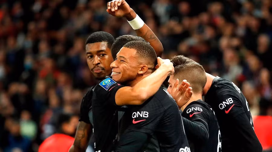  Mbappe (giữa) đã cứu nguy cho PSG. Ảnh: AFP