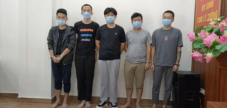 5 người Trung Quốc nhập cảnh trái phép vào Việt Nam bị Bộ đội biên phòng Lạng Sơn bắt giữ. Ảnh: Vi Toàn