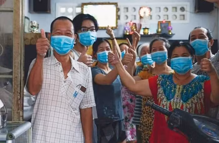 Niềm vui của xóm nghèo chào đón ngày thành phố nới lỏng giãn cách.
